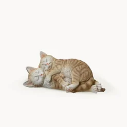 Figura de jardín de gatos tumbados