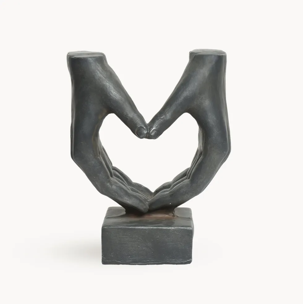Figura de jardín manos en forma de corazón en antracita