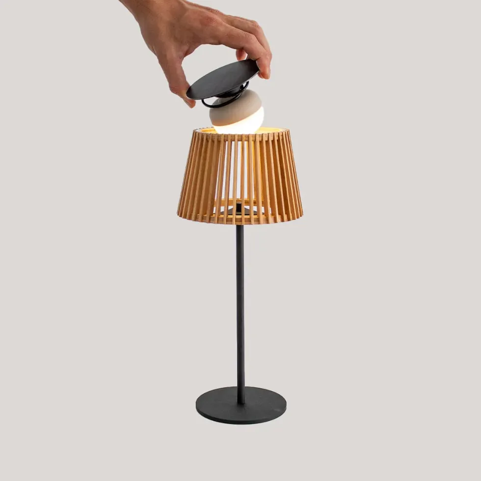 Lámpara de mesa con carga solar Okinawa Table New Garden