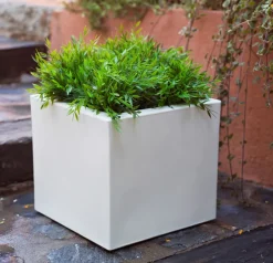 Maceta de Resina Narciso Blanco - New Garden