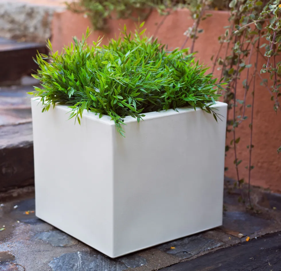 Maceta de Resina Narciso Blanco - New Garden